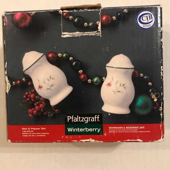Pfaltzgraff “Winterberry” Salt & Pepper Shaker Set 3 3/4” Tall Never Used - Picture 5 of 8